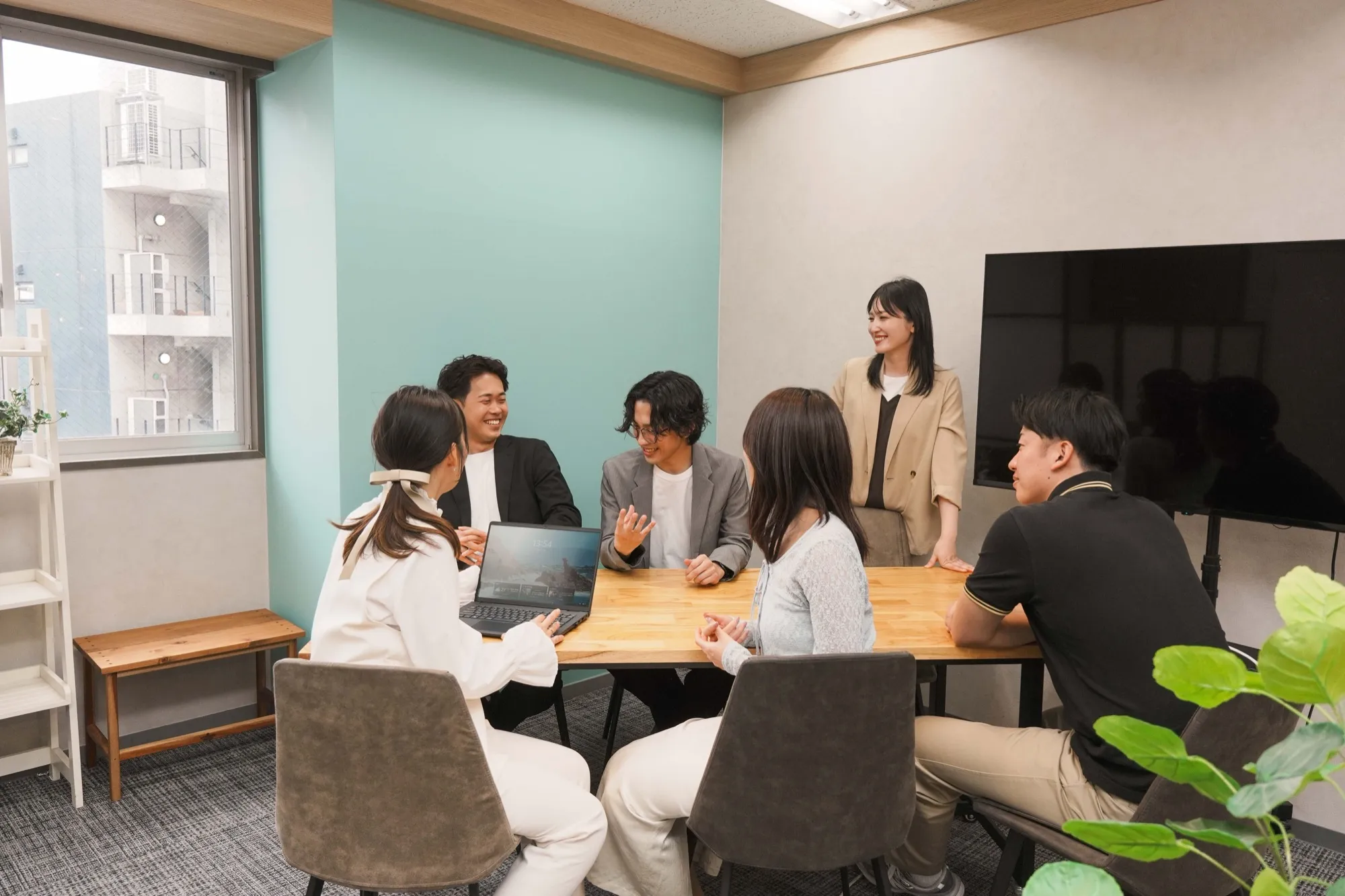物件王のメンバーが打ち合わせをしている様子